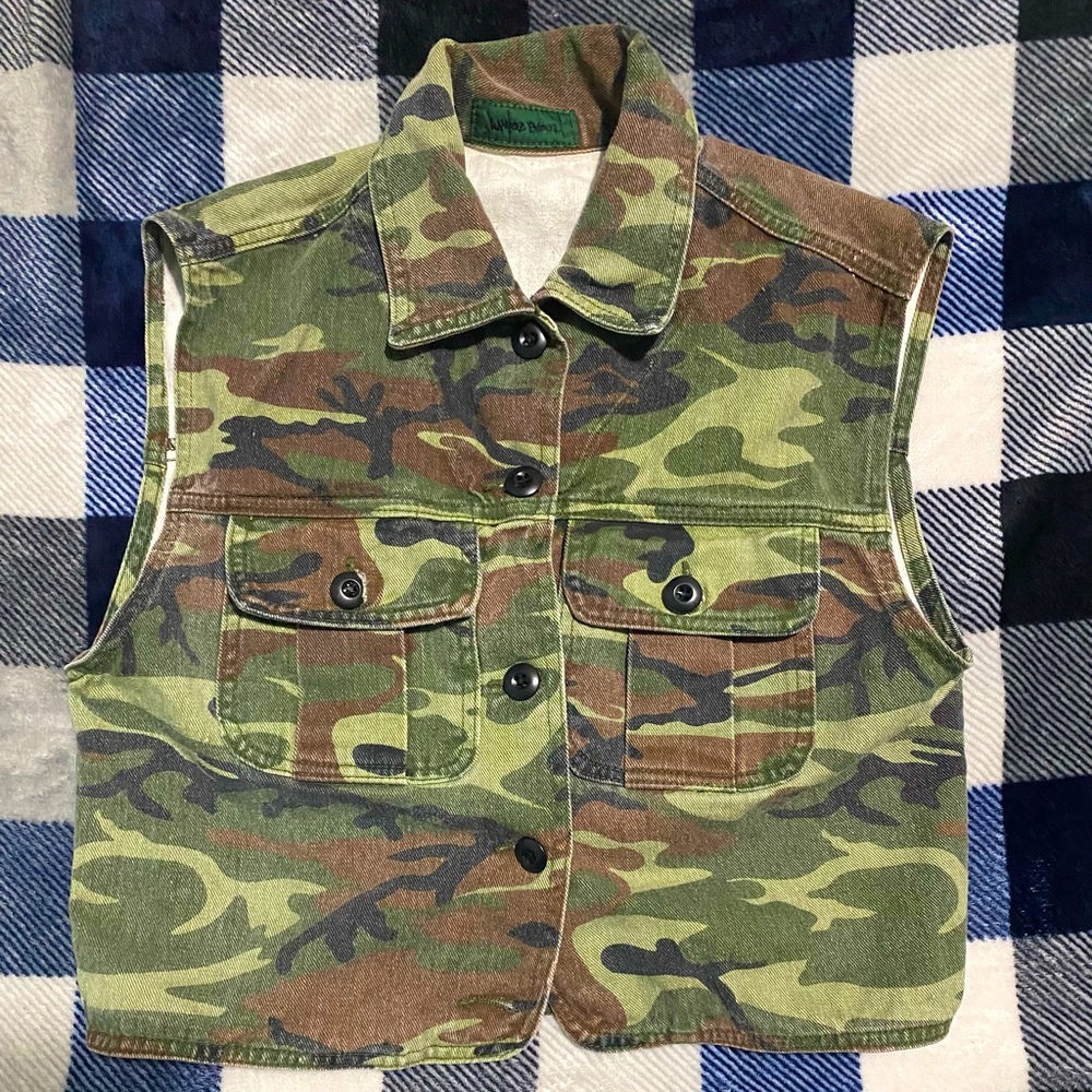 camo whooz blooz button-up vest!